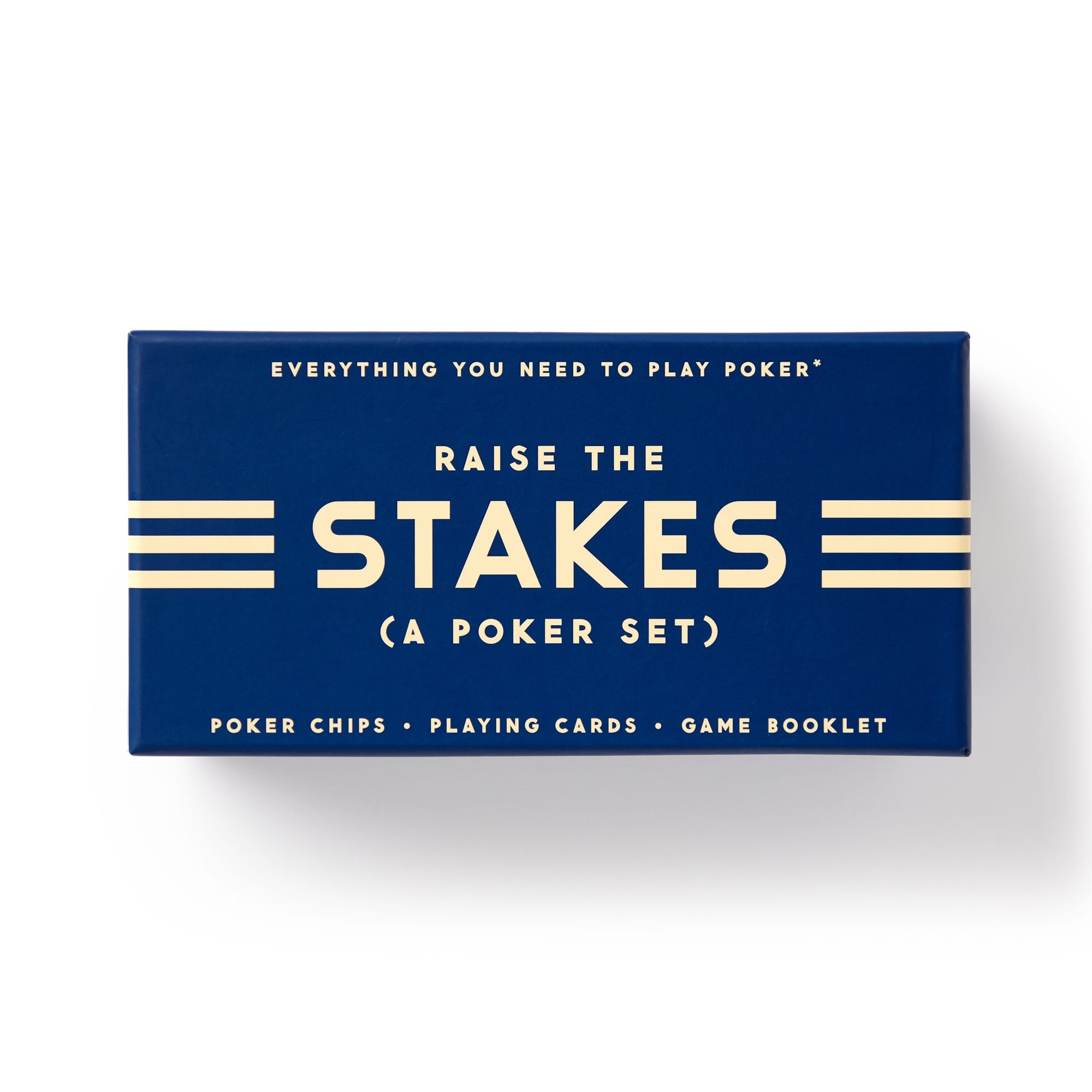 Poker Chips und Karten auf einem grünen Tisch, symbolisch für Stake Poker