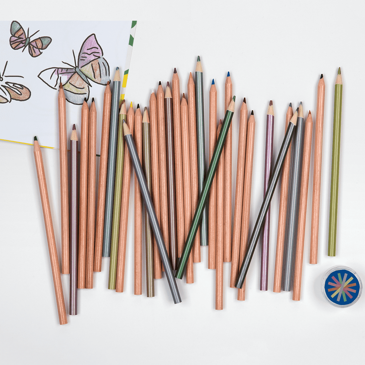 Colouring pens outlet and pencils set